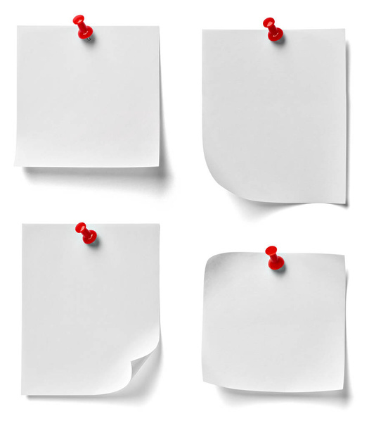 白い背景の赤い押しピンと様々 なメモ紙のコレクション。各ワンショットを別々 に - 写真・画像