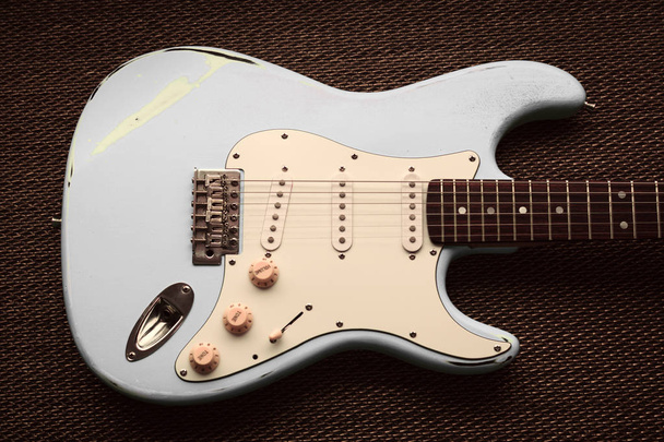 Guitarra eléctrica blanca perla marfil en un fondo de textura púrpura. Guitarra vintage hermosa
 - Foto, imagen