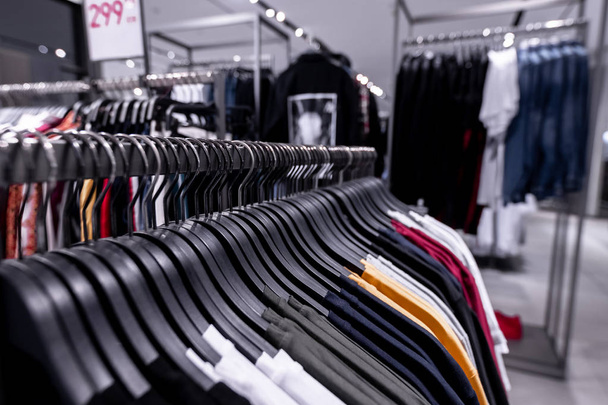 Freizeitbekleidungsgeschäft für Männer. Männer-Shop, Männer-Klamotten im Einkaufszentrum. - Foto, Bild