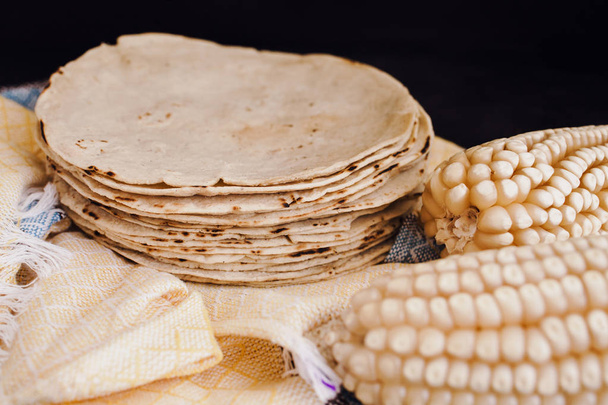 mexicanas tortilly, kukuřičné vyrobené mexické jídlo tradiční jídlo v Mexiku - Fotografie, Obrázek
