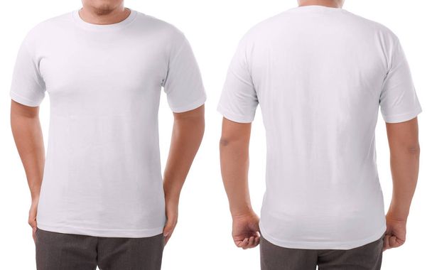 Fehér póló gúnyolódik, elöl és hátul, elszigetelve. Férfi modell visel sima fehér ing mockup. Pólótervező sablon. Üres póló nyomtatáshoz - Fotó, kép