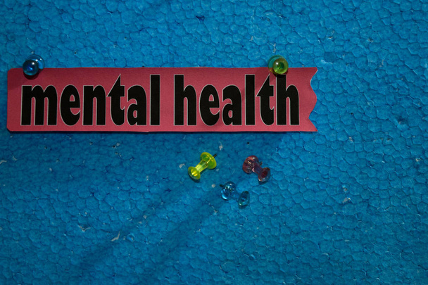 Текст психічного здоров'я на папері прикріплений до пінопласту з штифтами, концепція охорони здоров'я як нагадування про розклад
 - Фото, зображення