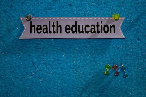 Υγείας Παιδείας κείμενο σε χαρτί είναι συνδεδεμένη με το φελιζόλ με push καρφίτσες, υγειονομικής περίθαλψης έννοια ως ένα χρονοδιάγραμμα υπενθυμίσεις - Φωτογραφία, εικόνα