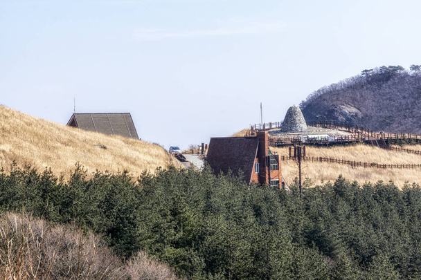 Ganwoljae-Wanderwege und Ruhezone auf dem Gipfel des Berges. der koreanische Brief sagt ganwoljae rest stop. ganwoljae ist ein berühmtes Wahrzeichen des Winterschilfs in der Nähe von ulsan, Südkorea - Foto, Bild
