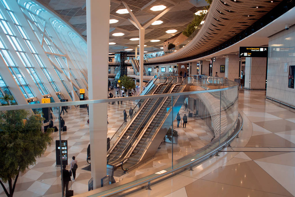 Escalier aéroportuaire moderne jusqu'à la zone des départs
 - Photo, image