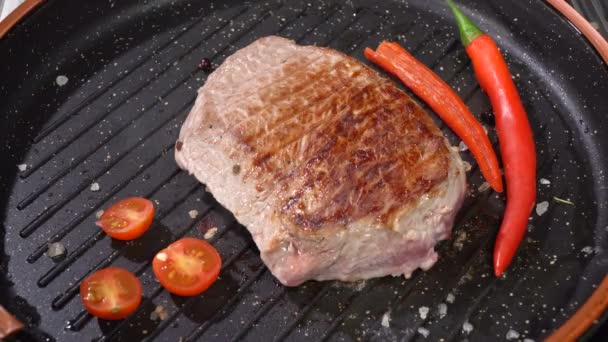 Steak with tomato fried in a pan - Footage, Video