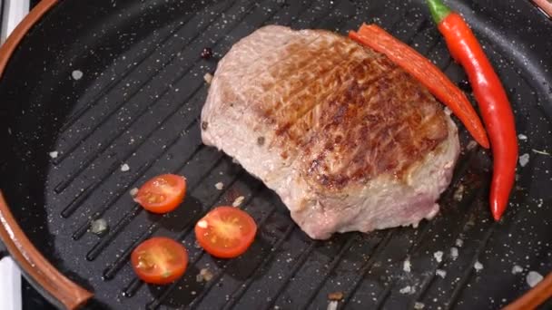 Biefstuk met tomaat, gebakken in een pan - Video