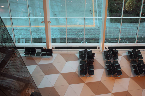 Moderna terminal de aeropuertos escaleras mecánicas hasta el área de salidas
 - Foto, imagen