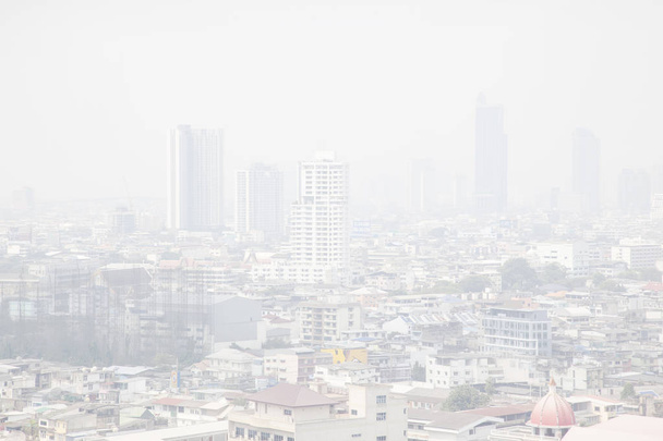 γραφική θέα του αστικό περιβάλλον που καλύπτονται στην ομίχλη - Φωτογραφία, εικόνα