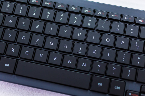 Moderní černá počítačová klávesnice s ploché klíče. - Fotografie, Obrázek