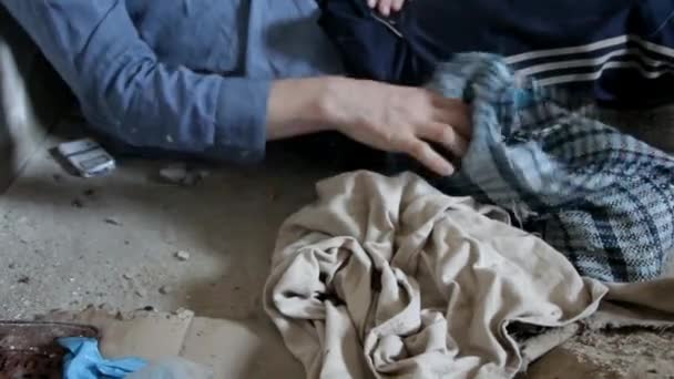 ein Mann vom Hintern greift sich einen schmutzigen Lappen - Filmmaterial, Video