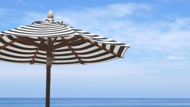 imágenes tranquilas de hermoso mar ondulado con sombrilla en la playa
 - Imágenes, Vídeo