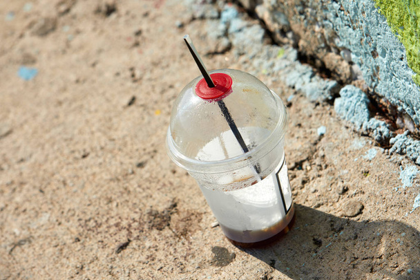 πλαστικό ποτήρι με καλαμάκι σε παραλία, στην ηλιόλουστη μέρα - Φωτογραφία, εικόνα