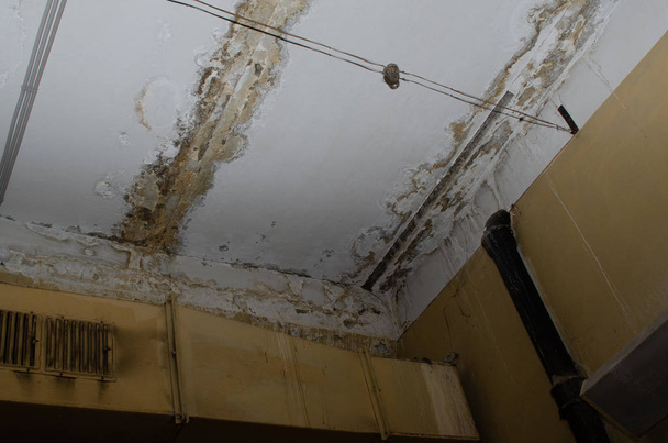 Grandi macchie umide e crepe sul soffitto della stanza della casa domestica dopo una forte pioggia e molta acqua - Immagine
 - Foto, immagini
