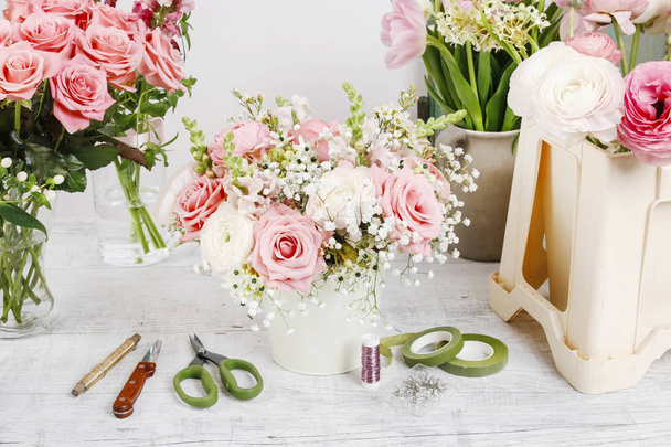 Bouquet of flowers and florist's accessories.  Garden hobby - Foto, Imagem