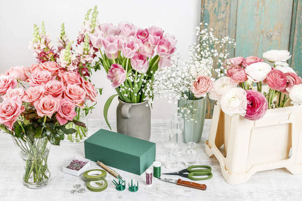 Florist workplace: flowers and accessories. garden hobby - Zdjęcie, obraz