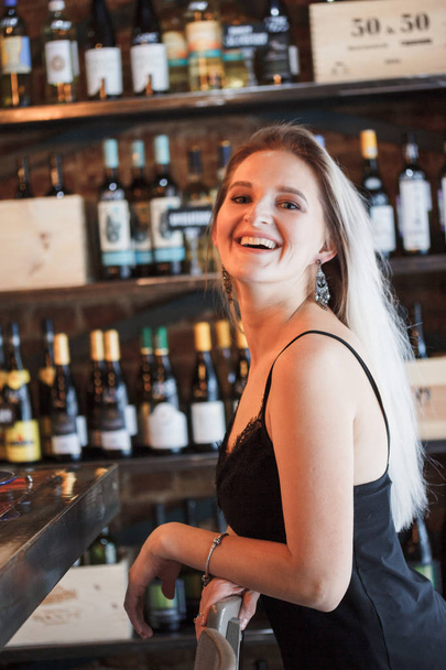 Ženské sommelier čekání vína pro degustaci - Fotografie, Obrázek