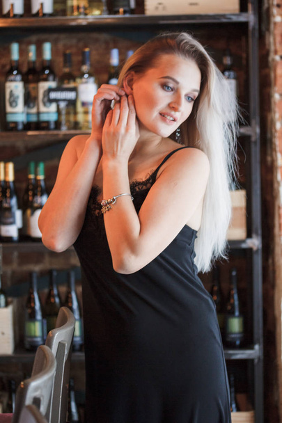 Female sommelier waiting wine for degustation in the party - Fotografie, Obrázek