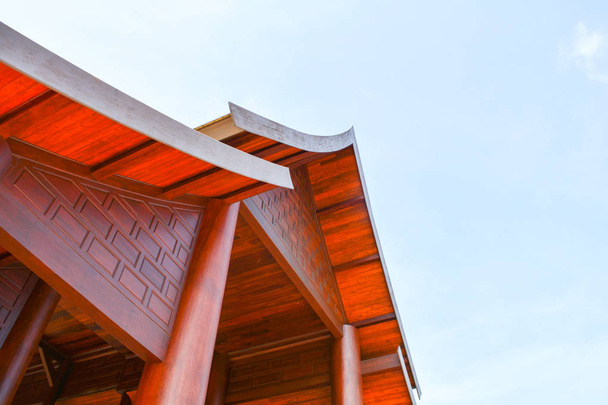 hermosa casa de techo / techo de madera a dos aguas en gran edificio de construcción
 - Foto, imagen