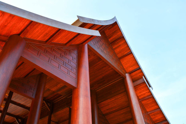 bela casa de telhado / telhado de madeira gable em grande edifício de construção
 - Foto, Imagem