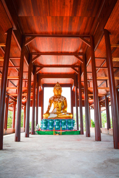 Cubierta de estatua de oro de buddha con pasillo largo del edificio
   - Foto, imagen