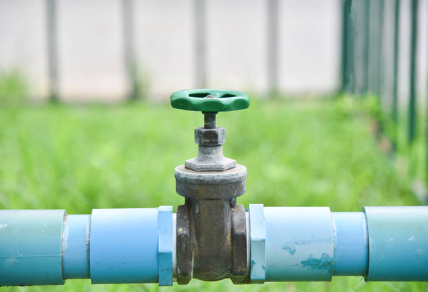 ventil vody na pvc potrubí v zahradě  - Fotografie, Obrázek