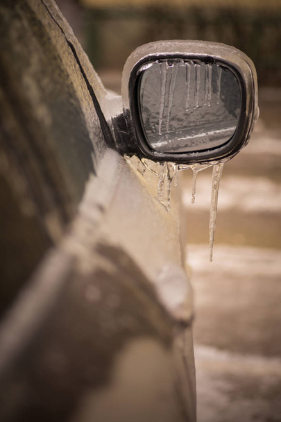 Крупный план замороженного зеркала автомобиля после морозного дождя
. - Фото, изображение