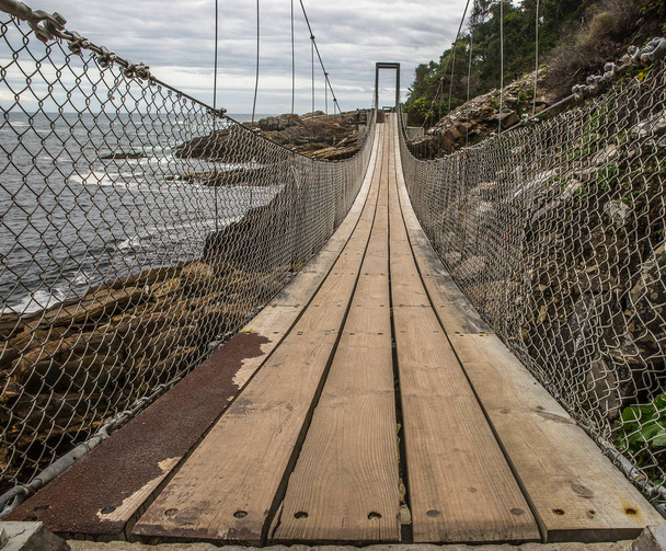Un ponte instabile e pericoloso per i pedoni. Questo è spesso usato per attraversare piccoli fiumi. Il ponte è costituito da assi di legno ed è sospeso su corda di corda. Devi osare farlo se vuoi venire dall'altra parte della strada.
. - Foto, immagini