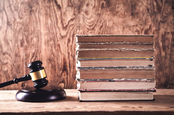 Δικαστής ξύλινο σφυρί και βιβλία σχετικά με ξύλινο γραφείο. Δίκαιο και δικαιοσύνη - Φωτογραφία, εικόνα