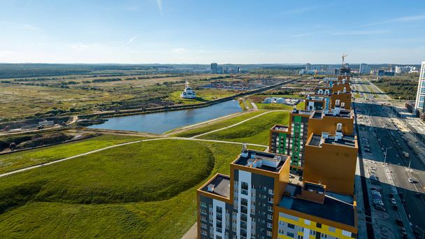 Nuove case, nuova strada, nuovo parco. Distretto accademico di Ekaterinburg. Russia. Fotografia aerea
 - Foto, immagini