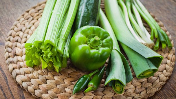 Légumes verts - ingrédients frais pour le régime de désintoxication d'été. Produits de printemps et d'été, légumes de saison pour faire votre soupe. Le meilleur du marché du jardin et de la ferme
. - Photo, image
