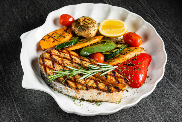 Grilled salmon steak with grilled vegetables and red wine - Photo, image