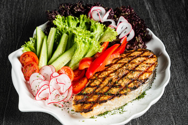 grilled salmon steak with fresh vegetables - Photo, image