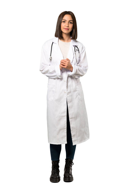 Un plano completo de una joven doctora riendo mirando al frente sobre un fondo blanco aislado
 - Foto, imagen
