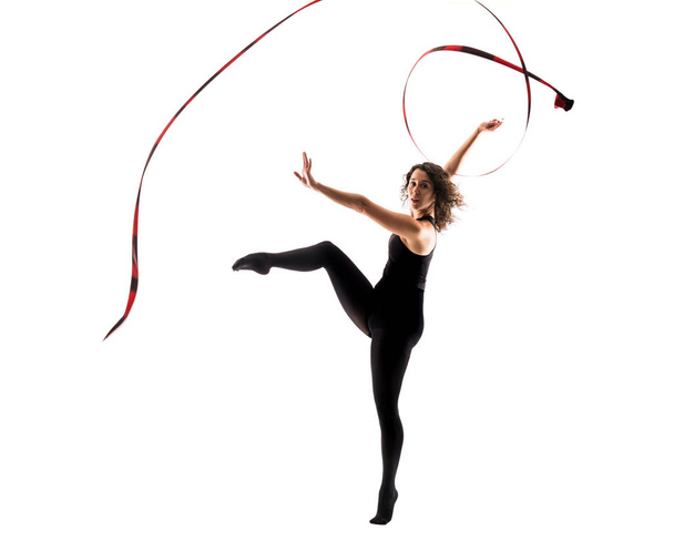 Nainen tekee rytmistä voimistelua nauha eristetty valkoinen tausta
 - Valokuva, kuva