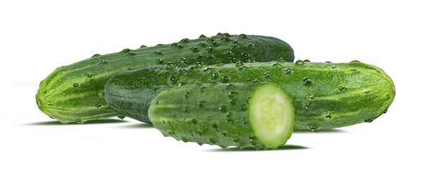 komkommer geïsoleerd op witte achtergrond - Foto, afbeelding