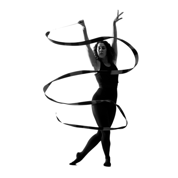 Žena, která dělá rytmickou gymnastiku s mašlí na izolované bílém pozadí - Fotografie, Obrázek