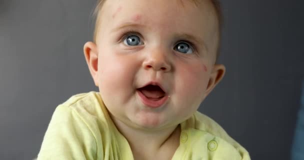 Feliz bebé en primer plano
 - Metraje, vídeo