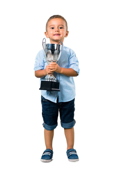 Bambino che tiene un trofeo su sfondo bianco isolato
 - Foto, immagini