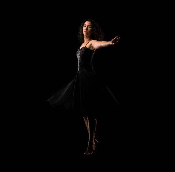 Ballerino ragazza balletto su sfondo nero
 - Foto, immagini
