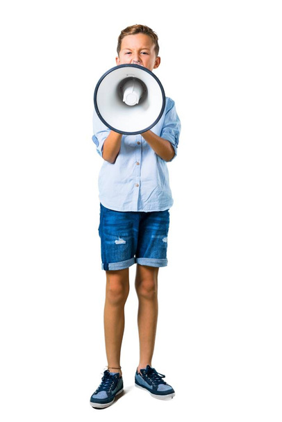 Petit enfant tenant un mégaphone sur fond blanc isolé
 - Photo, image