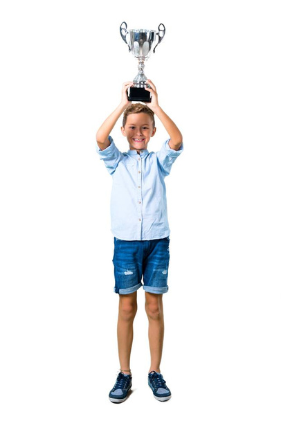 Kis gyerek gazdaság egy trófeát, elszigetelt fehér background - Fotó, kép