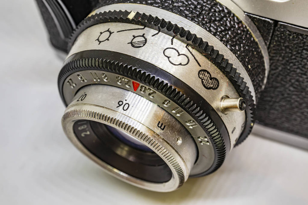 Close-up van ouderwetse camera en lens - Foto, afbeelding
