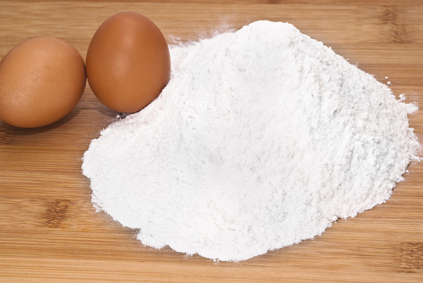 Eier und Mehl. Zubereitung von Nudeln - Foto, Bild