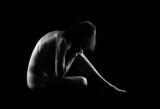 Художественная обнаженная девушка в черно-белом
 - Фото, изображение
