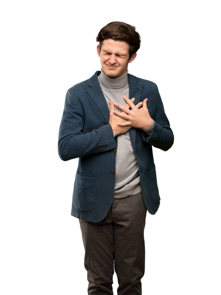 Adolescente homem com gola alta ter uma dor no coração sobre fundo branco isolado
 - Foto, Imagem
