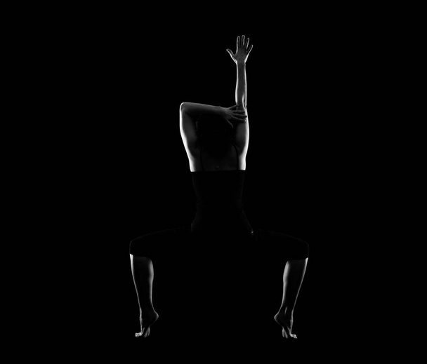 Balett-táncos lány fekete háttér - Fotó, kép