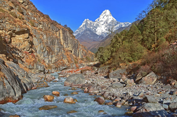 Vista sobre la hermosa montaña de Ama Dablam y el pequeño río, la región del Everest, el Parque Nacional Sagarmatha, el valle de Khumbu, Solukhumbu, las montañas del Himalaya, Nepal
   - Foto, imagen