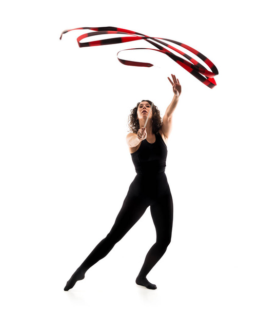 Жінка робить художню гімнастику зі стрічкою на ізольованому білому тлі
 - Фото, зображення
