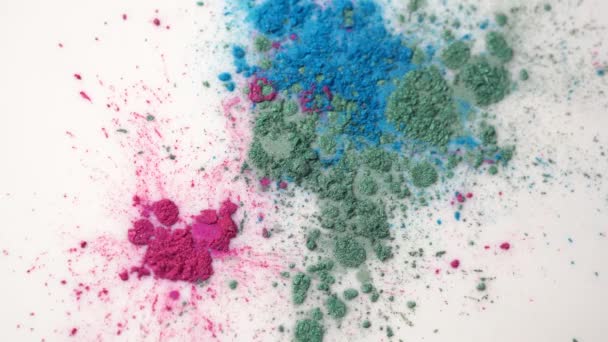 Nahaufnahme von lila, blauen und grünen Lebensmittelfarben auf einer weißen Milchoberfläche, die einen farbenfrohen Hintergrund erzeugt. schönes chemisches Experiment. - Filmmaterial, Video